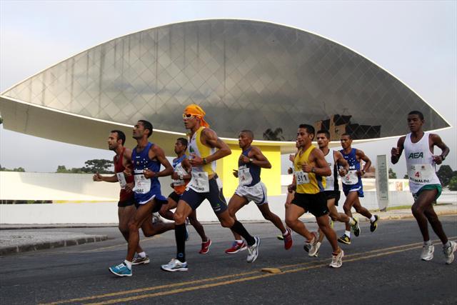 A Maratona Caixa de Curitiba reunirá neste domingo, dia 20 de Novembro, três mil pessoas de todo o país e do exterior para participar do maior evento do calendário de corridas de rua da cidade / Foto: Cesar Brustolin 